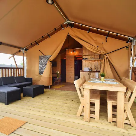 Luxury tent Baza Maciejowka *